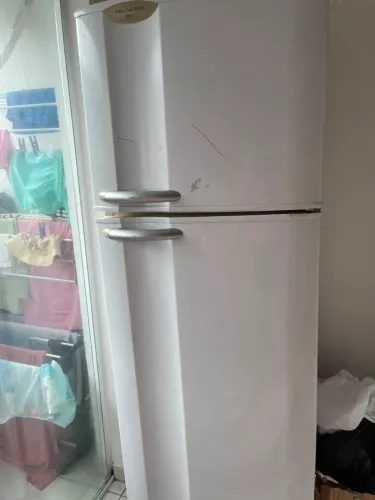 Geladeira usada com defeito