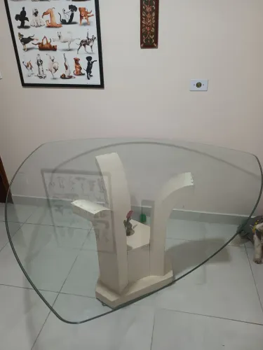 Mesa de vidro triangular sem cadeiras