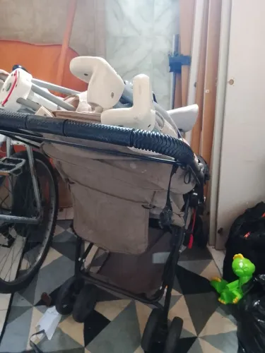 Doa-se carrinho de bebê e chiqueirinho e duas bolsas maternidade