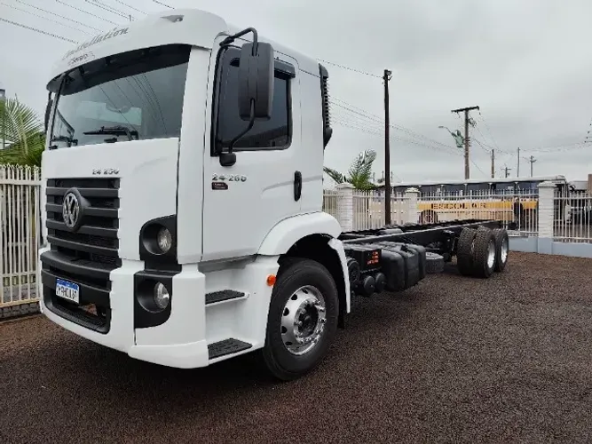 VW 24-250 Constellation chassi de 10.4 mts so rodou em asfalto
