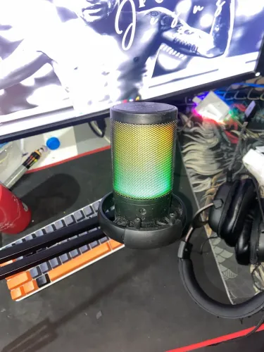 Microfone gamer com braço mecânico