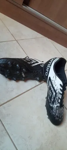 Chuteira de Campo Umbro (42)