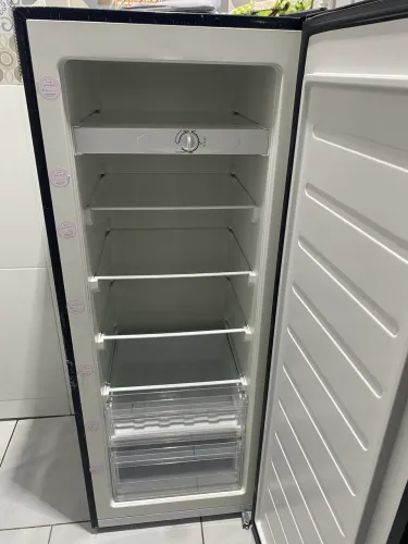 Frizzer 210 litros da marca HQ 7 mês de uso