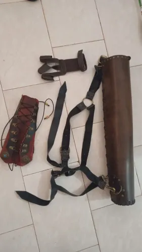 Vendo arco e flecha profissional com as flechas