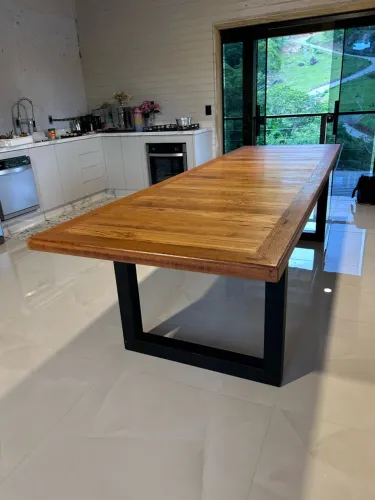 Mesa em Angelim pedra com pés de ferro