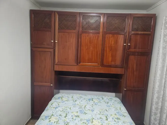 Guarda roupa de madeira maçica com espaço para cama - Excelente estado <br>0.54 profundidade
