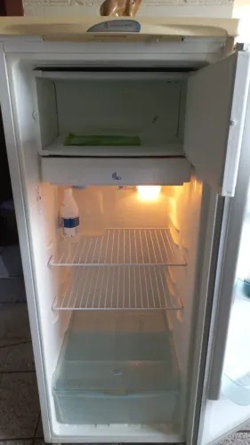 Geladeira Eletrolux R250