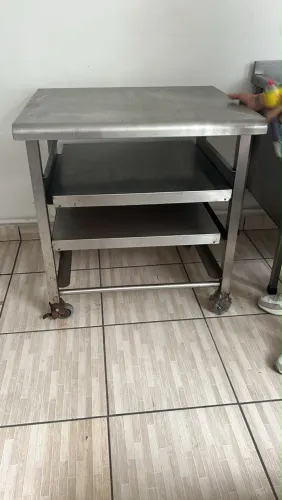 Balcão em inox com 3 prateleiras 