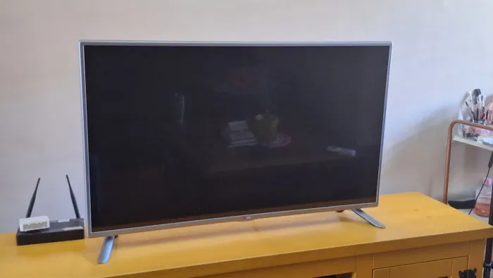 TV COM DEFEITO, ela não liga.