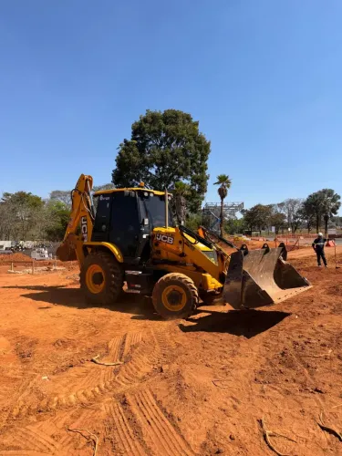 Serviços retroescavadeira, terra planagem, aterro e serviços industriais 