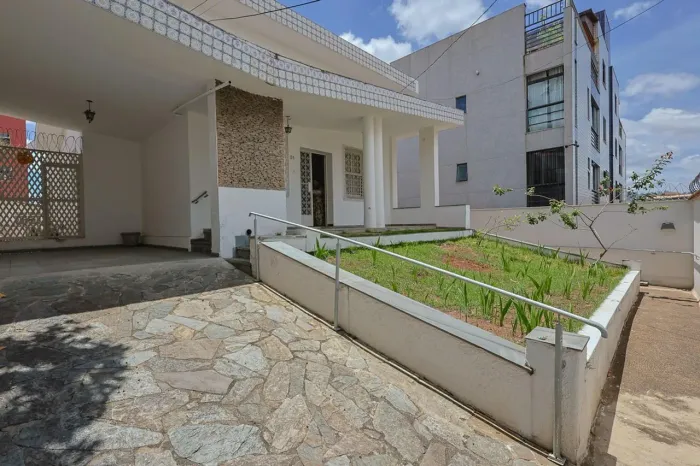 Casa à Venda - Colégio Batista, 4 Quartos, 200 m2