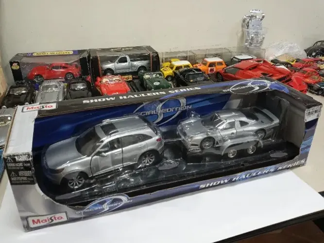 it 3 Miniaturas Infiniti Fx45 + Clk Gtr Carreta 1/24 Maisto
