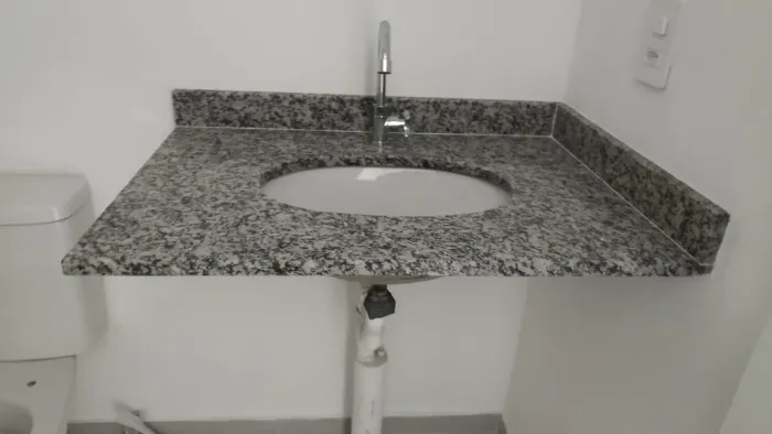 Lavatório com torneira de granito