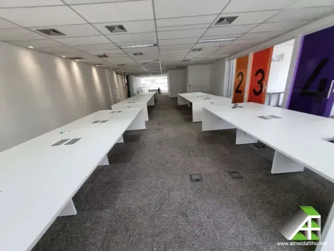 ESCRITÓRIO COM ESTAÇÕES DE TRABALHO
