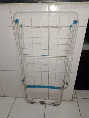 Varal e cesto de roupa