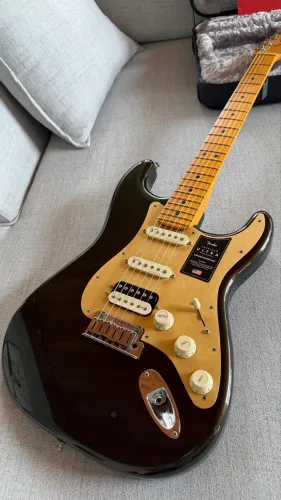 Guitarra Fender American Ultra HSS Stratocaster