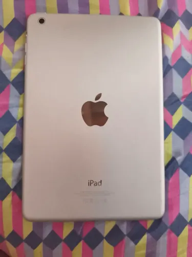 iPad usado, aparentemente novo, sem arranhões, acompanha capinha e carregador 250 