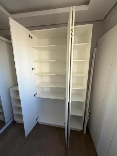 Armário / Guarda Roupa Grande - Material resistente em ótimo estado