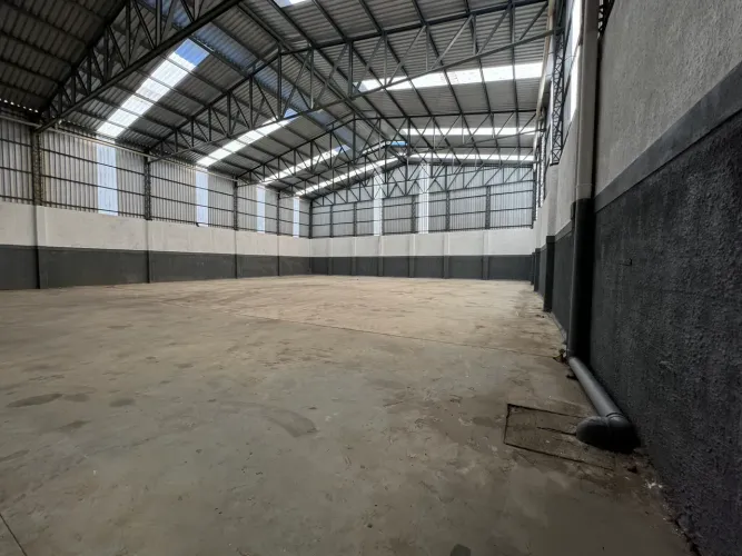 Galpão para aluguel com 1318 metros quadrados com entrada para caminhões5 salas