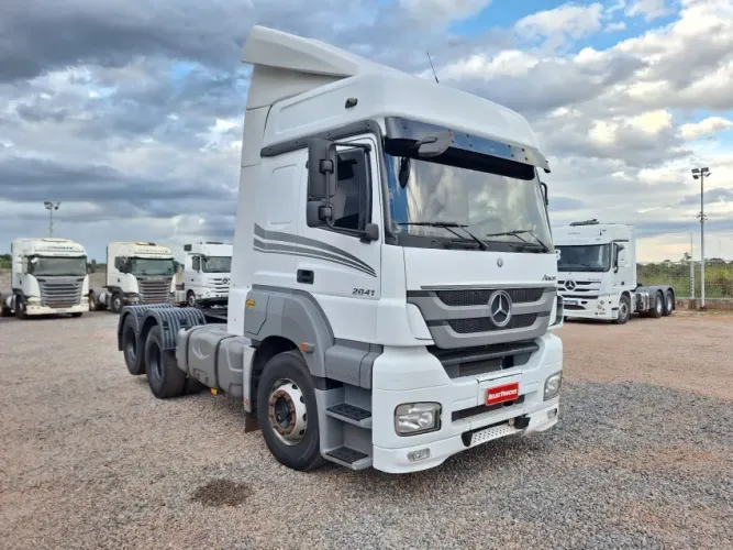 Mercedes Benz Axor 2041 6X2 ano 2021/2022 Suspensão de mola
