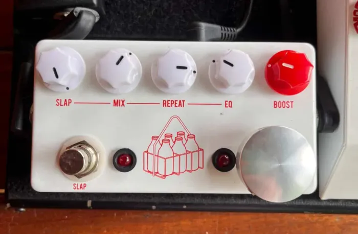 Pedal JHS Milkman na caixa 