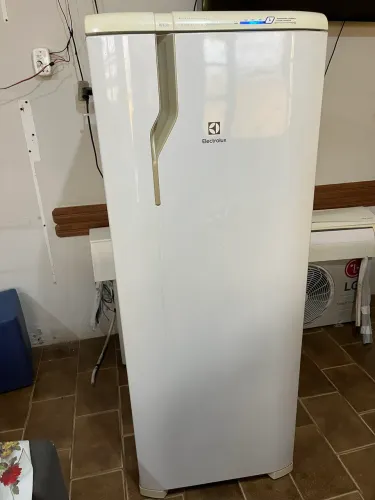 Vendo geladeira frostfree Eletrolux 322.LITROS