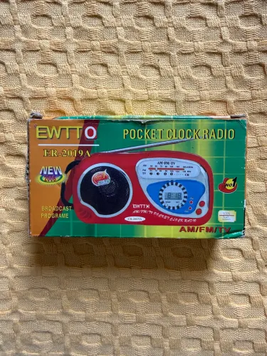 Rádio portátil de pilha na caixa 