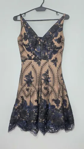 Vestido curto de festa bordado/renda azul e preto - ideal para 15 anos