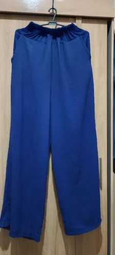 Calça pantalona com bolsos azul