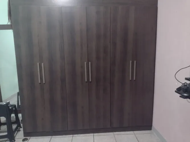 Vende-se guardar roupa 6 portas e 2 gavetas com 2 meses de uso ...