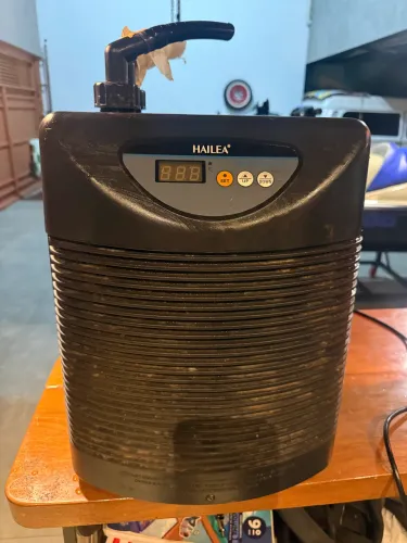 chiller Hailea para aquário, com controlador digital na parte superior.