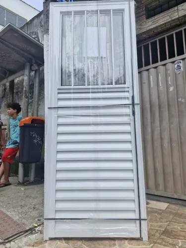 QUEIMA DE ESTOQUE!! PORTA SOCIAL ALUMÍNIO BRANCO COM JANELA E GRADE