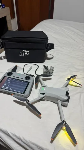 DJI MINI 3 CONTROLE C TELA (pra vender rapido, 13 ciclos de bateria apenas)