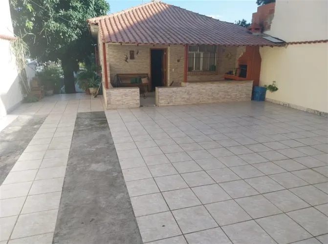Casa linear, 3 quartos, quintal, 5 vagas