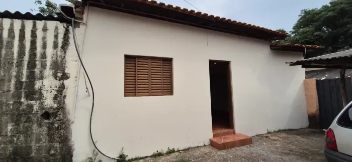 Alugo casa com 3 cômodos e vaga para 1 moto