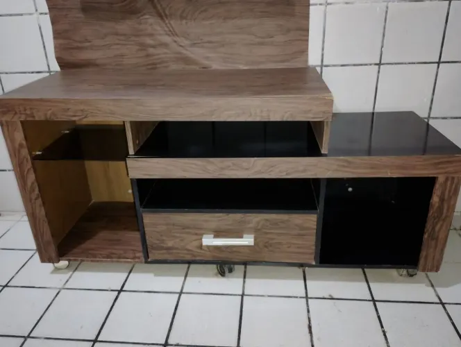 Rack em MDF com rodízio 