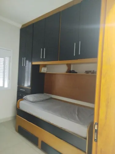 Guarda roupa com bicama