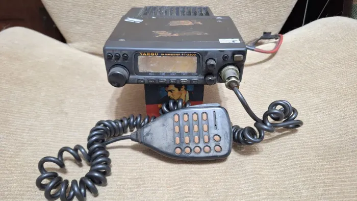 Rádio Fm 2m  Vhf Yaesu ft  2200 display apagado funcionando potências ok