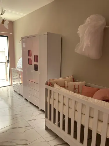 Quarto de bebê completo - Guarda roupa, cômoda e berço americano