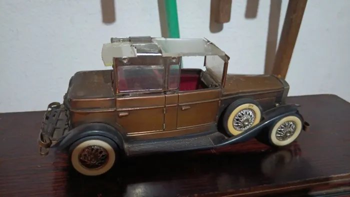 Vendo carrinho antigo e rádio am falta a bateria acho que e 9 VCS ou 12 VCS e peça  única 