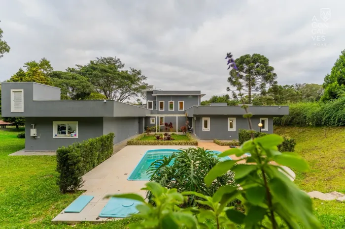 Chacara com Casa Térrea em Condomínio, 05 Suítes, 04 Vagas, Piscina Aquecida, Centro, Quat