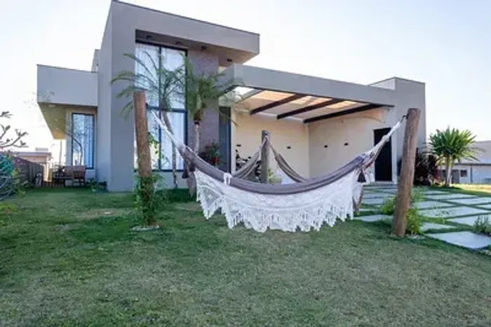 CASA MOBILIADA COM 3 SUÍTES E ACABAMENTOS DIFERENCIADOS, OPORTUNIDADE