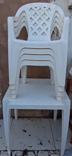 1 mesa e 4 cadeiras de plástico 