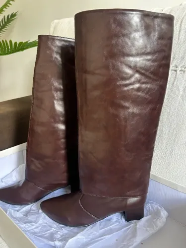 Bota marrom NOVA