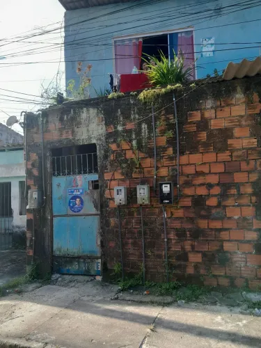 Vende se uma casa nos altos com Maia 3 casas embaixo