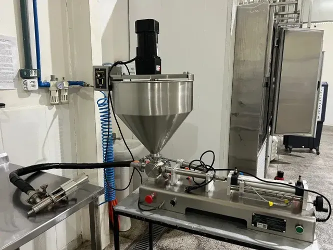 Máquina envasadora de pastosos e líquidos industrial CETRO