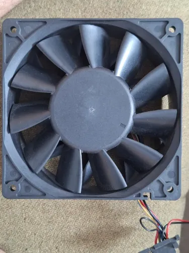Cooler original da Delta Electronics, modelo PFC1212DE