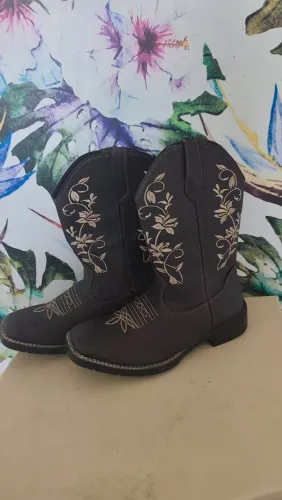 Bota de couro bordada estilo cowgirl
