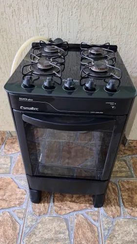 Vendo fogão, vidro temperado. 4 bocas. Tudo funcionando. Acendedor automático