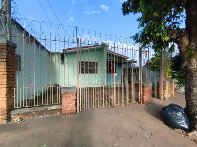 Locação de Casas / Padrão na cidade de Araraquara